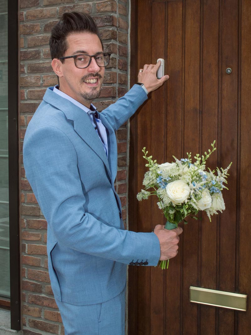 Bruidegom belt aan