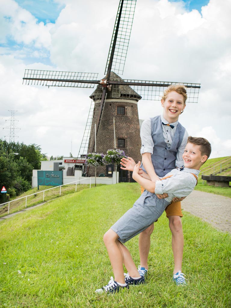 Kindjes doen bruid en bruidegom na