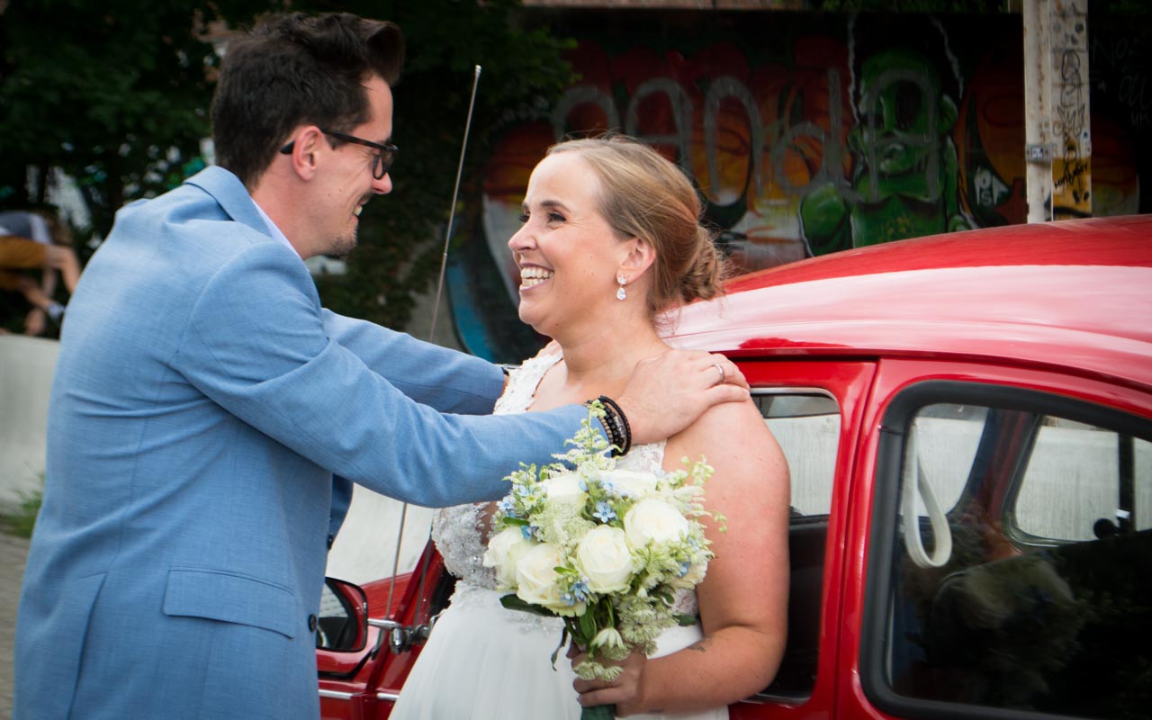 Bruid & Bruidegom kijken elkaar aan bij hun kever
