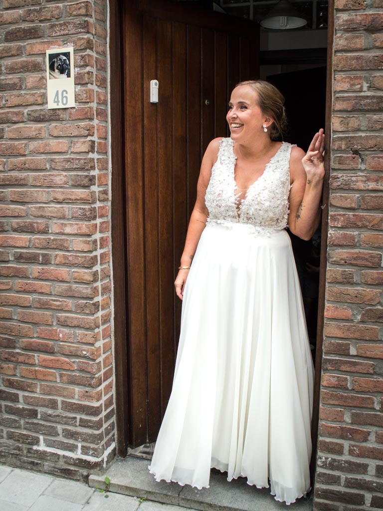 Bruid doet deur open
